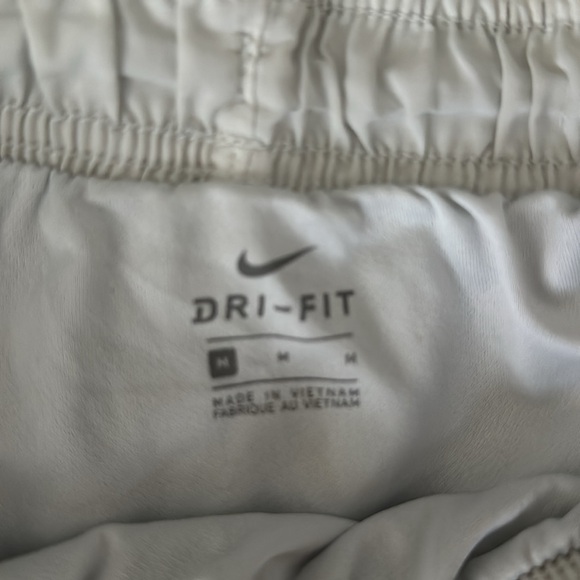 white nike shorts size medium - Picture 3 of 3
